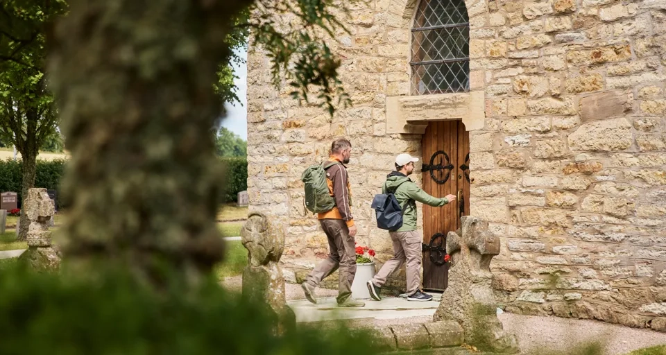 Vandrare besöker Husaby kyrka