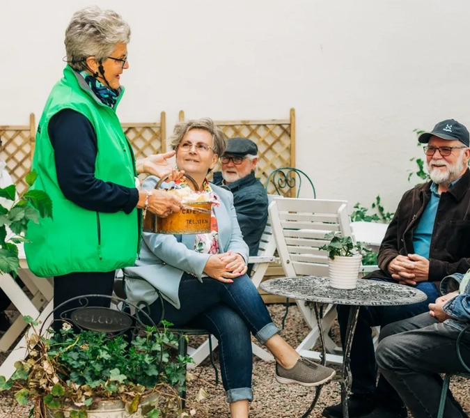 Grupp av människor som sitter på en uteservering.