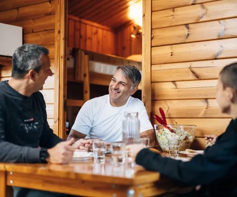 En grupp människor som sitter runt ett träbord.