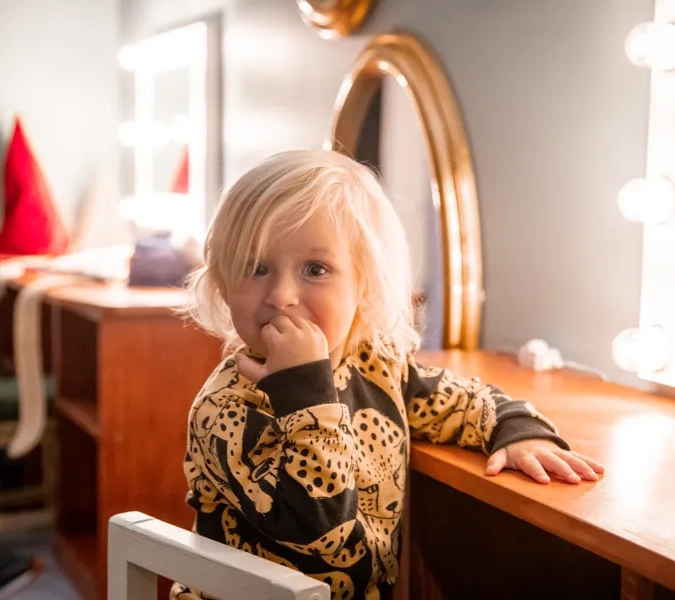 Flicka som sitter vid en disk i Barnens hus