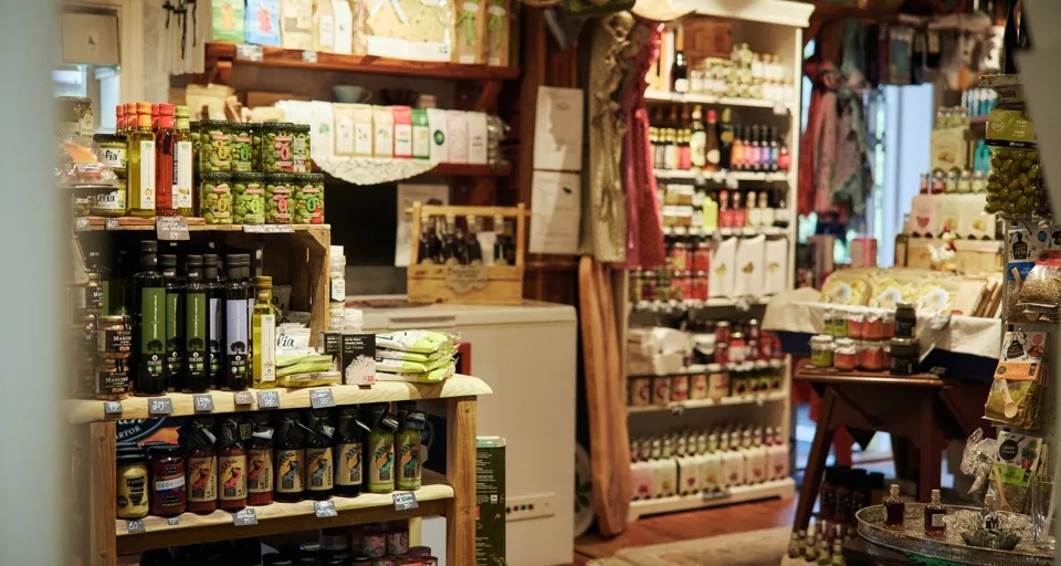 En butik fylld med massor av gårdsprodukter.