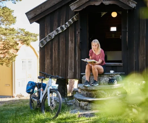 En kvinna sitter med en bok.