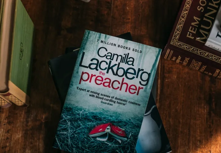 Bocker i en bokhylla