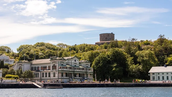 Skärgårdssamhälle vid havet.