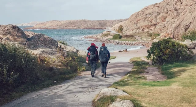 Kvinnor som vandrar Kuststigen genom Lysekil