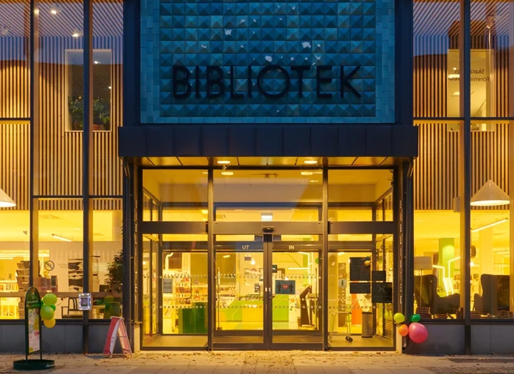 Entrén till ett bibliotek