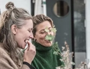 Människor njuter av Hamnkrogen Lotsen