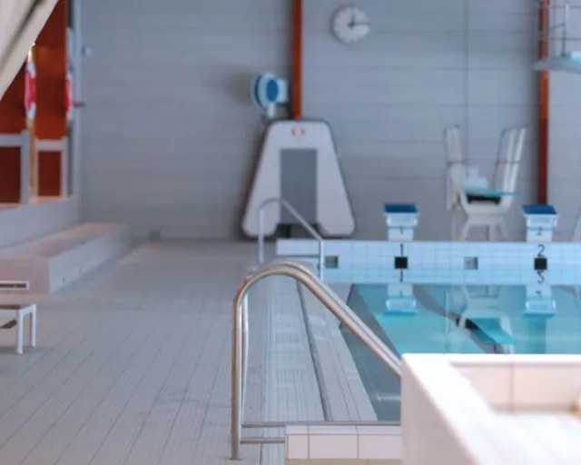 En stor inomhusbassäng