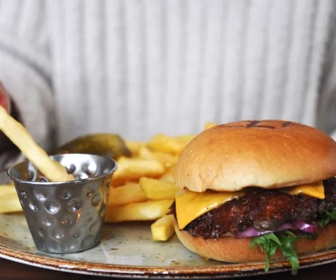 tallrik med hamburgare, pommes och dipp