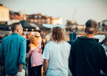 Människor som går runt på stan