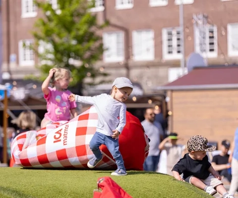Barn som leker på en gräsmatta