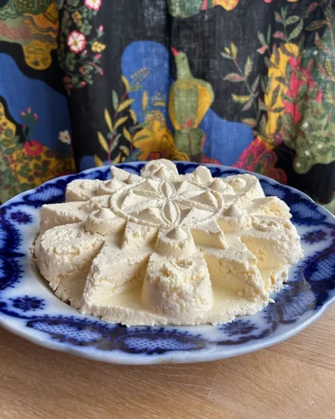 En Äggost upplagd på ett blåvitt fat