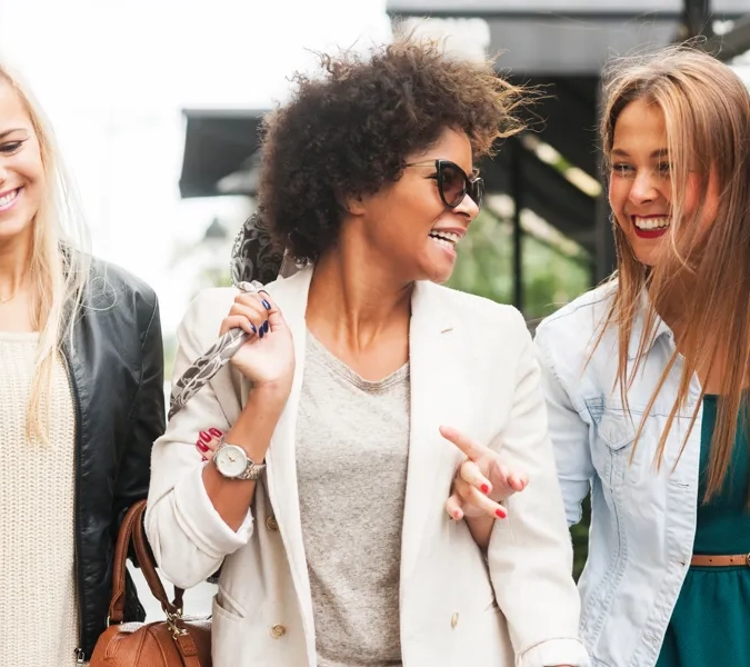 Tre kvinnor som shoppar