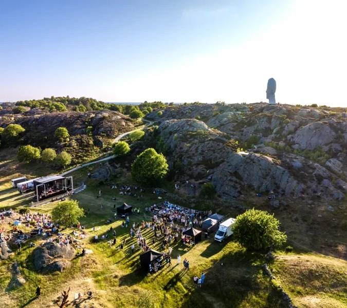 Konsert med Bob hund vid pilane på Tjörn