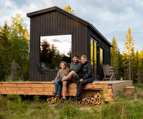 Några personer sitter på en träbänk.