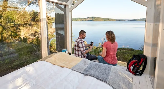 En man och en kvinna sitter på en säng.