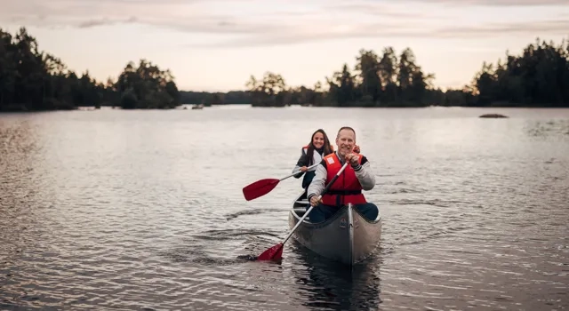 Människor utför aktiviteter hos Vristulvens Äventyrscenter