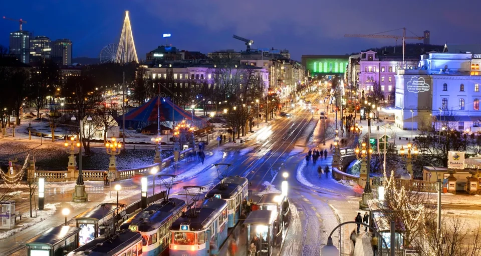 En utsikt över Avenyn på natten.