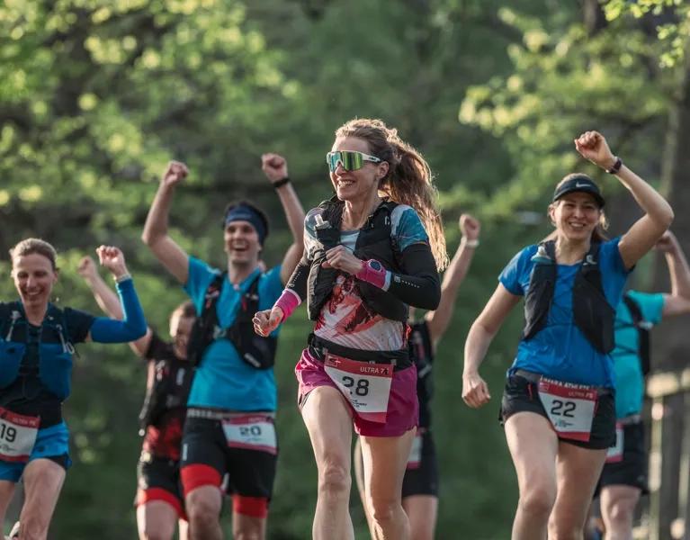 En gruppe mennesker som løper i et løp.