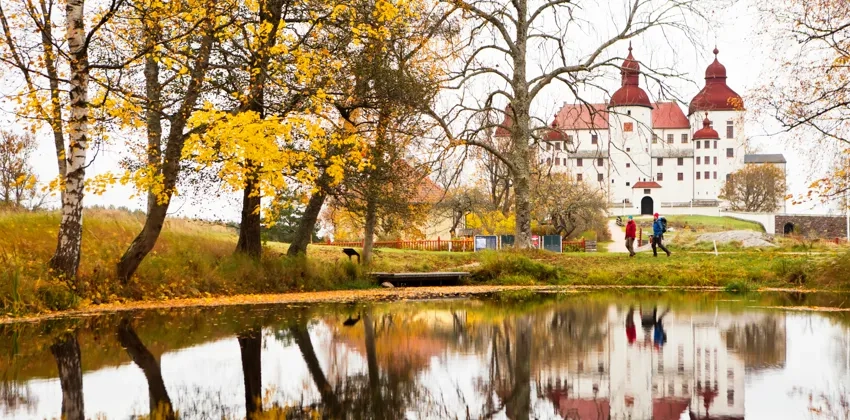 Vandrande par vid Läckö slott