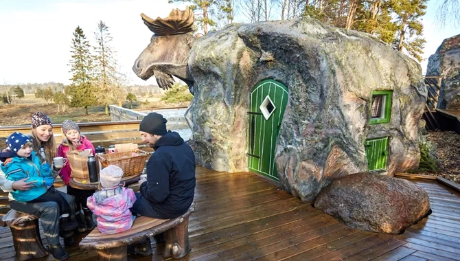 Familj fikar på Wrågården