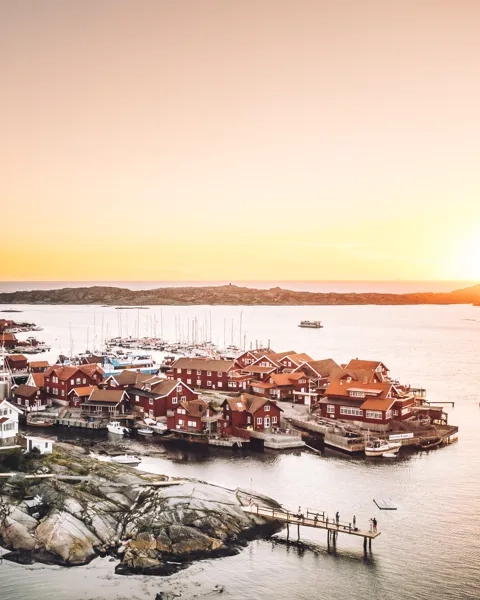 En bild av käringön på orust i soluppgång