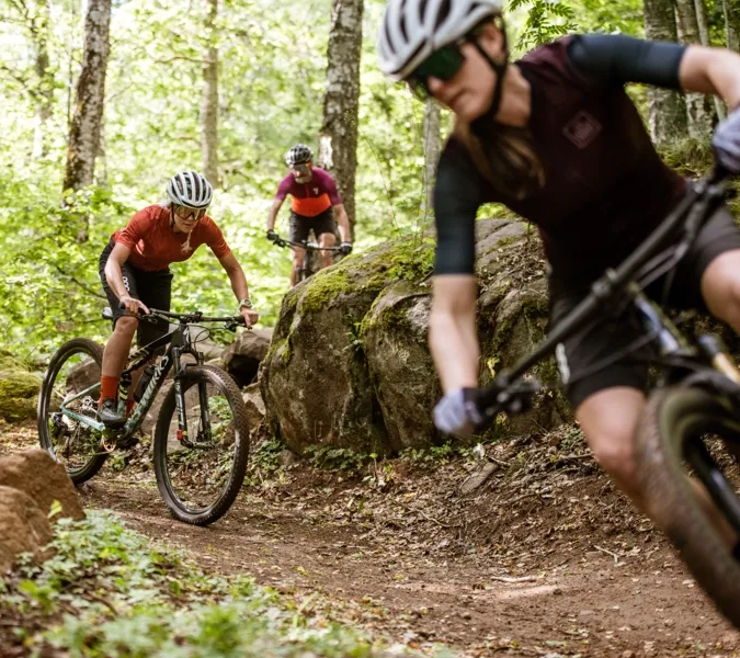 Grupp av människor som cyklar MTB på Billingen.