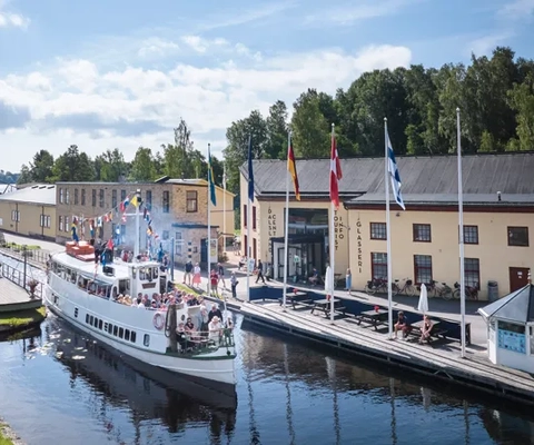 Turbåt i Håveruds sluss utanför Visit Dalsland Center.