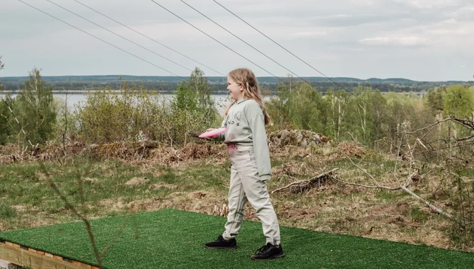 Ein junges Mädchen, das auf einem üppigen grünen Feld steht.