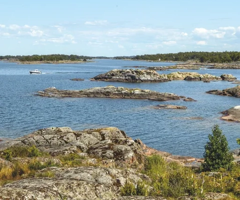En bild på en skärgård med flera små öar.