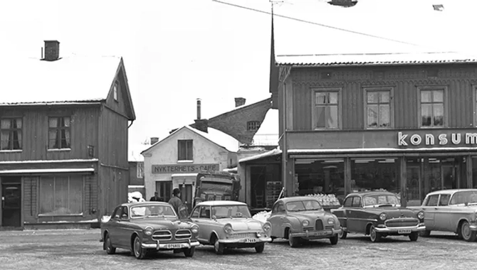 Gammalt foto från 1960-talet på Hötorget. Bilar står parkerade framför Konsum