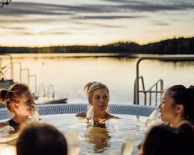 kvinnor som badar jaccuzi på kvällen