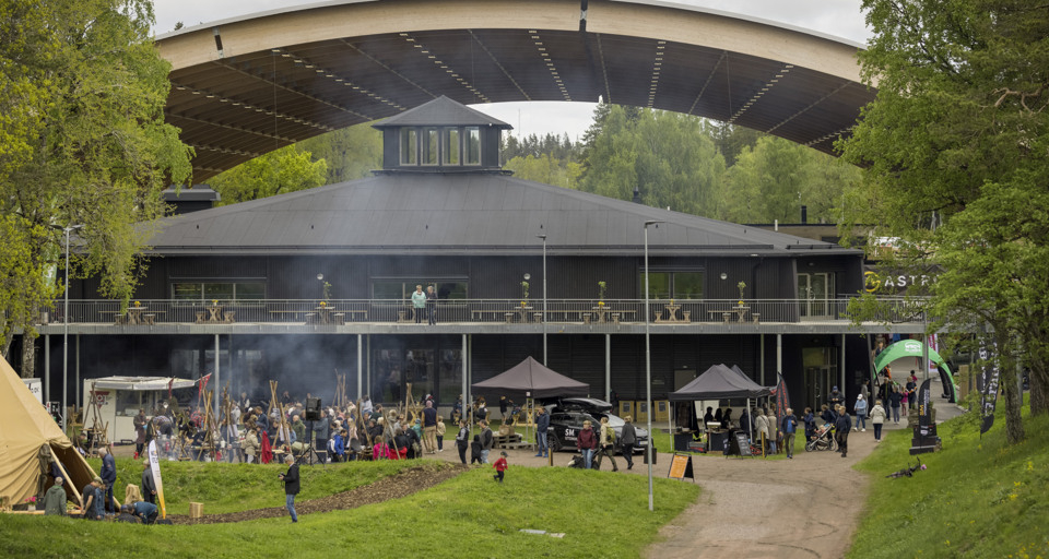 En grupp människor som står framför en byggnad.