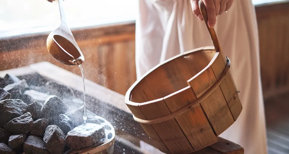 Häller vatten på Bastustenar