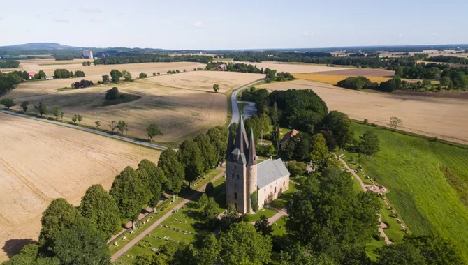 Flygbild på en stenkyrka.