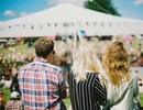 Tre personer på festival