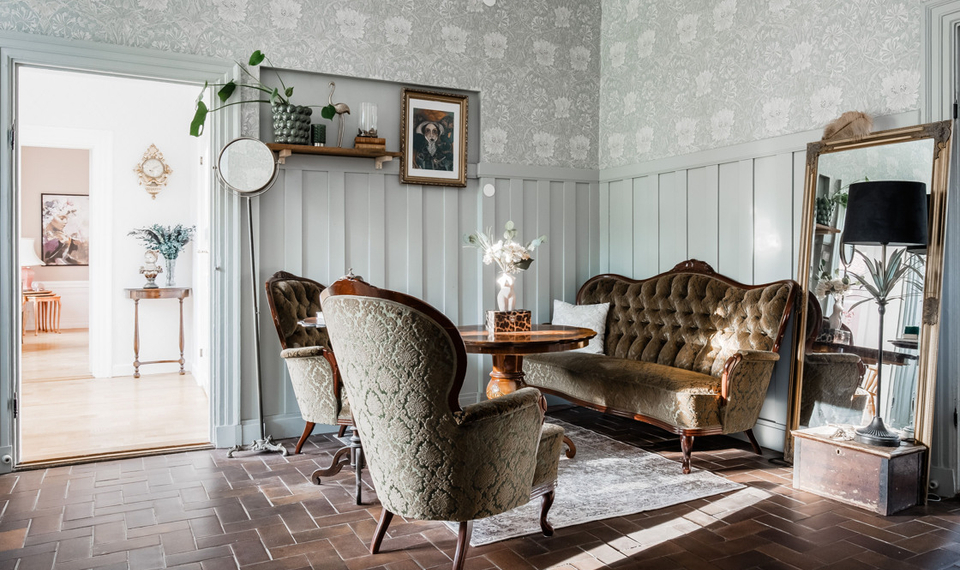 Ett vackert vardagsrum på Hova Prästgård Bed and Breakfast