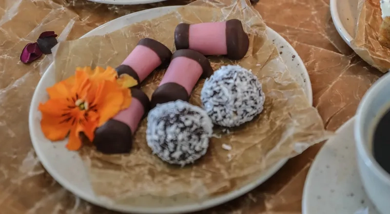 Uppdukad fika i restaurangmiljö.