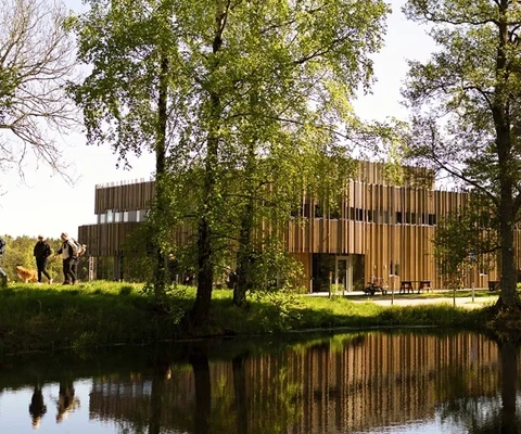 Byggnad speglar sig i vatten