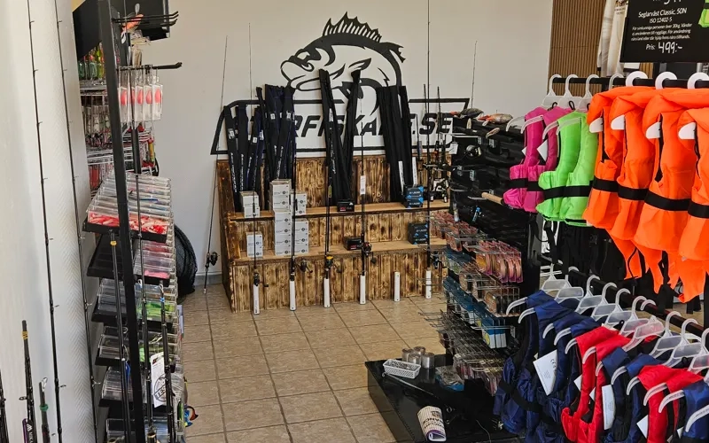 En butik fylld med massor av olika typer av kläder.
