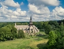 Flygfoto över Varnhems Klosterkyrka