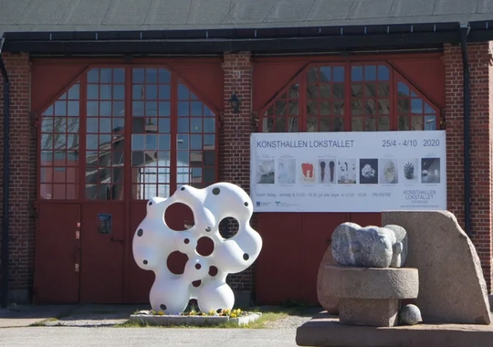 Konsthallen Lokstallet med en stor skulptur framför sig.