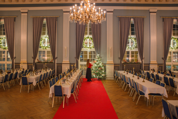 Klassiskt julbord i anrika festsalen på Skara Stadshotell