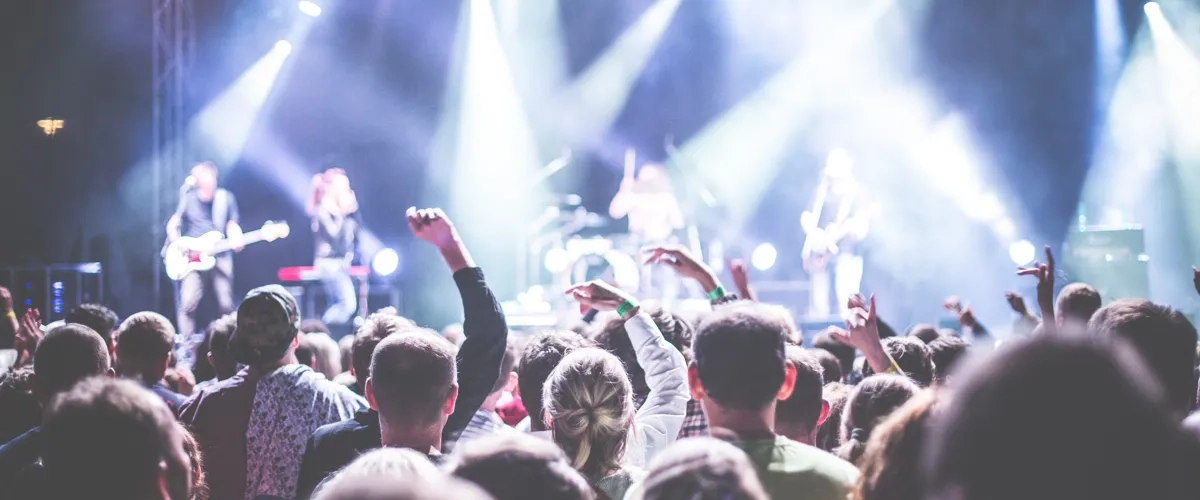 Publik som tittar på en konsert