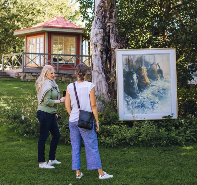 Två kvinnor tittar på konst hos Löfwings ateljé