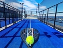 En person som håller i ett tennisracket ovanför en tennisbana.