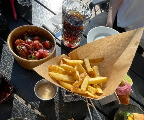 Ett bord med tallrikar med mat och en smörgås.