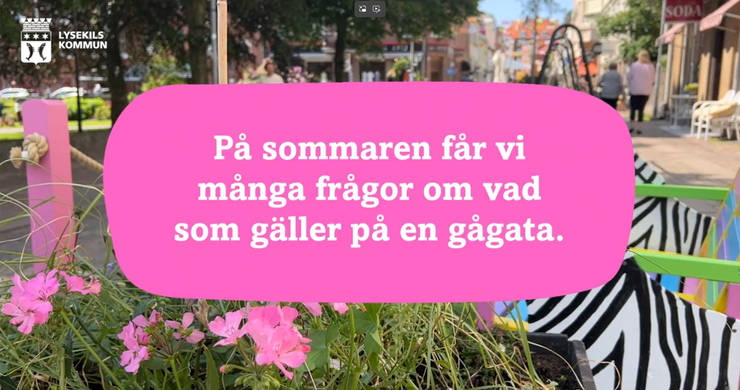 Ett litet tåg står parkerat vid sidan av vägen.