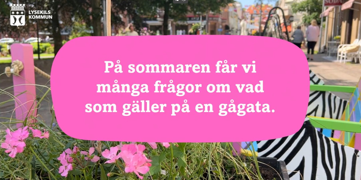 Ett litet tåg står parkerat vid sidan av vägen.