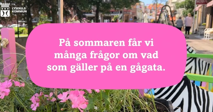 En rosa pratbubbla som sitter på en bänk.